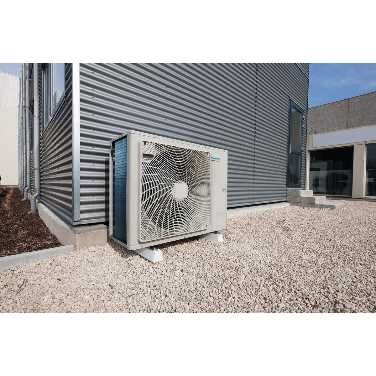 Daikin Sky Air Alpha buitenunit 10,0 kW RZAG100NY1 — afbeelding 3